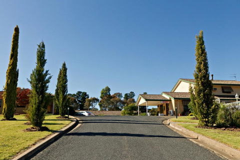 Hilltops Retreat Motor Inn - Australian Directory 0