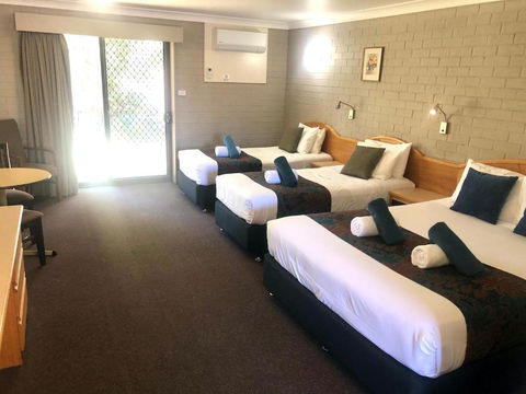 Hilltops Retreat Motor Inn - Australian Directory 2