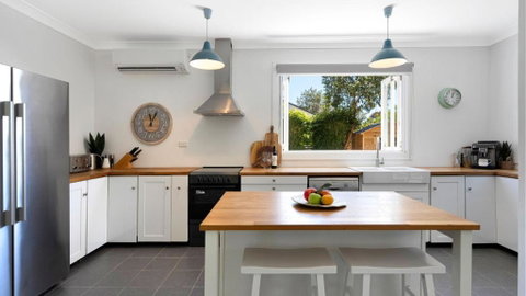 Hemingways Lakehouse - Australian Directory 3
