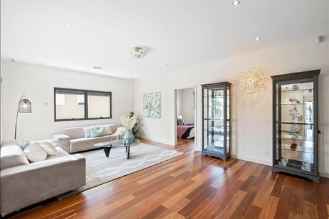 Home & Theatre, Golf, Highpoint - Australian Directory 1