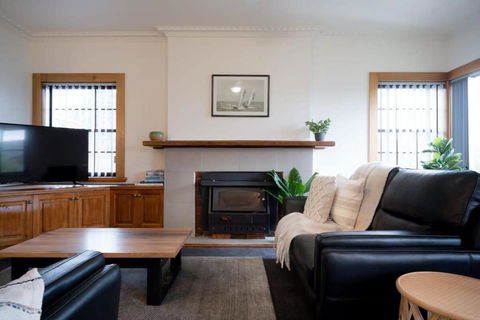 Homely Abode - Near City With Parking - Australian Directory 1