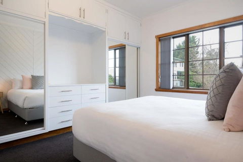 Homely Abode - Near City With Parking - Australian Directory 2