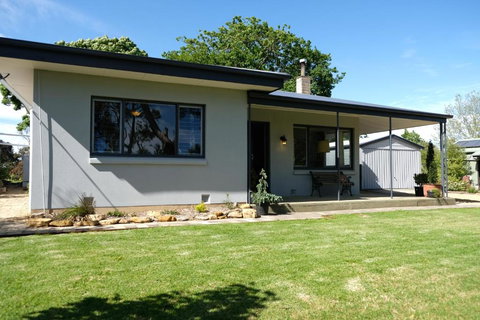 Hoopers Cottage - Australian Directory 1