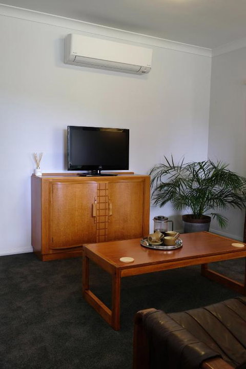 Hoopers Cottage - Australian Directory 3