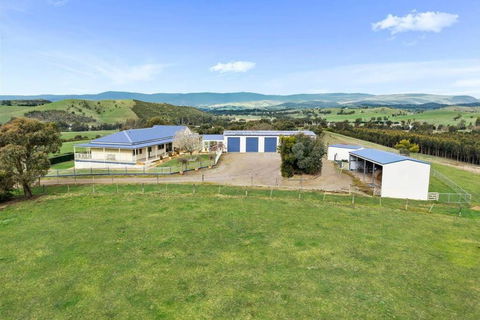IRONBARK FARM Farmhouse On 52 Acres In The Scenic Yarra Valley - Australian Directory 1
