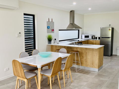 AIRLIE BEACH Delight. Hop, Skip Jump To Everything - Australian Directory 2
