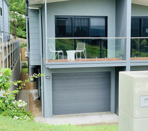 AIRLIE BEACH Delight. Hop, Skip Jump To Everything - Australian Directory 1