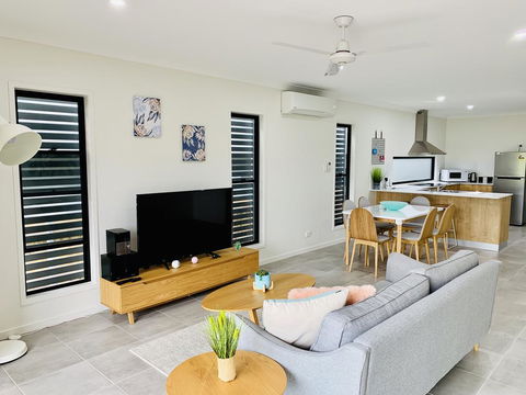 AIRLIE BEACH Delight. Hop, Skip Jump To Everything - Australian Directory 0