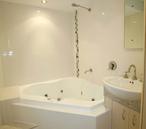 Allamanda U2, - Awesome Location - - Australian Directory 3