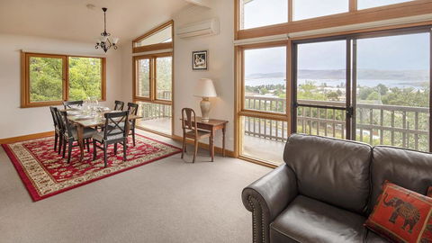 Alpine House - Views Over Lake Jindabyne And The Snowy Mountains - Australian Directory 1