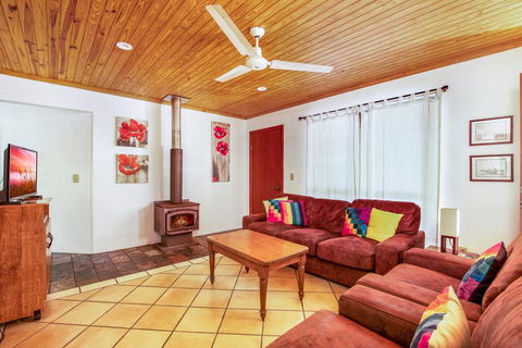 Amaroo - Rainbow Shores Room For Everyone And Walk To Beach - Australian Directory 2
