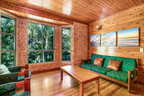Amaroo - Rainbow Shores Room For Everyone And Walk To Beach - Australian Directory 3