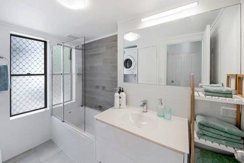 Amazing Modern Apartment On The Canal - Australian Directory 3
