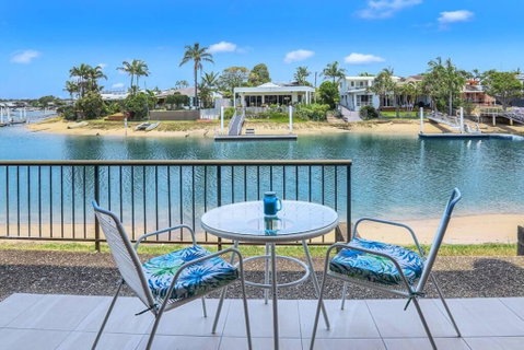 Amazing Modern Apartment On The Canal - Australian Directory 2