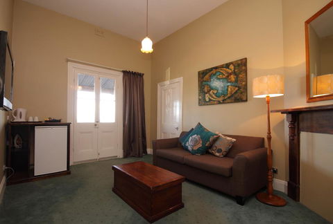 Anchorage Seafront Hotel - Australian Directory 1