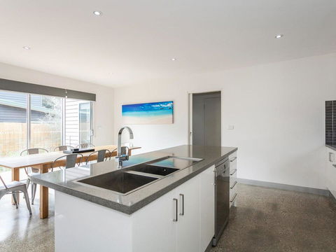 ANGLE BY THE SEA - Anglesea - Australian Directory 1