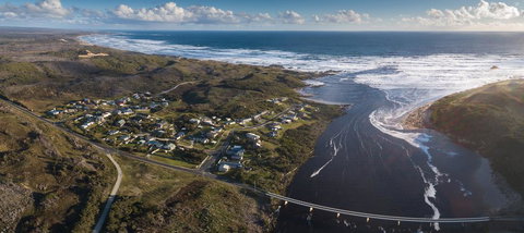 Arthur Riverfront And Sea Lodge Upstream - Australian Directory 1