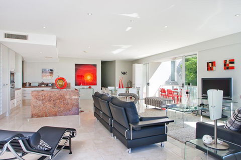 Artis, Noosa Heads - Australian Directory 1