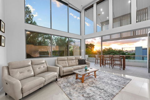 Luxurious Living - 3Bed-3Bath-1Car-Pool - Balmoral - Australian Directory 0
