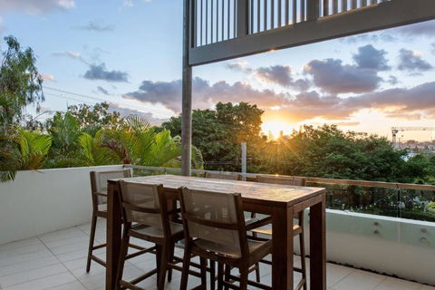 Luxurious Living - 3Bed-3Bath-1Car-Pool - Balmoral - Australian Directory 2