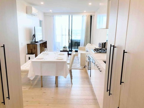 M-city Apartment - Executive Twin King Ensuites - Fully Equipped - Free Parking, Fast Wifi, Smart TV, Netflix, Complementary Drinks & Amenities - M-city Shopping Centre Clayton 3168 - Australian Directory 0