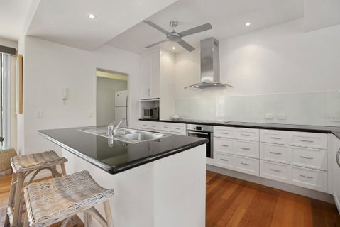 Maher Tce Stately Residence With Beach Side Charm - Australian Directory 3