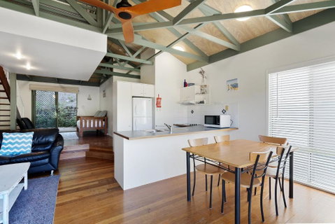 MAIN STAY - 100m To Patrolled Beach, Pool, Wifi, Close To Cafes - Australian Directory 3