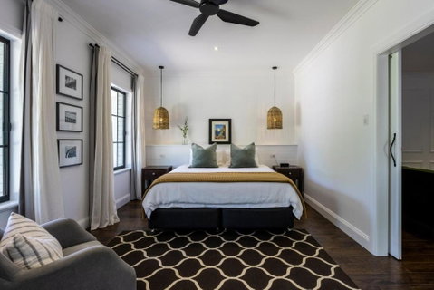 MAIN STREET RETREAT - King BRs, Comp Minibar, Breakfast Prov, Fireplaces - Australian Directory 1