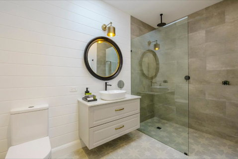 MAIN STREET RETREAT - King BRs, Comp Minibar, Breakfast Prov, Fireplaces - Australian Directory 2