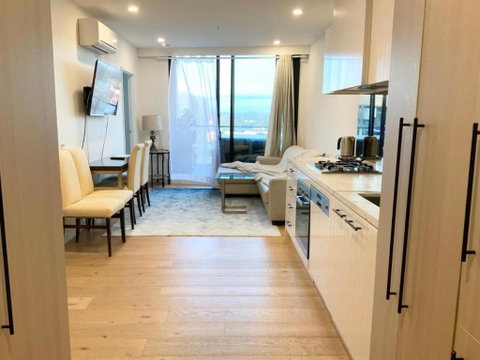 M-city Shopping Center Apartment - Executive Twin King Ensuites - Fully Equipped - Free Parking, Fast Wifi, Smart TV, Netflix, Complementary Drinks & Amenities - Clayton 3168 - Australian Directory 1
