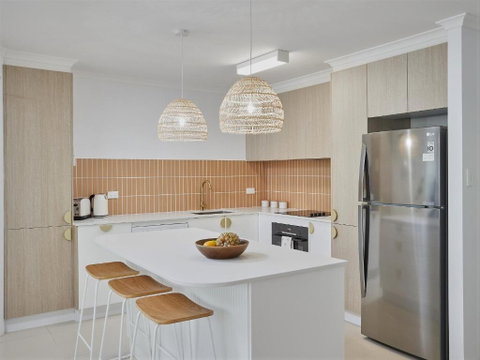 Main Beach Coastal Apartment - Australian Directory 2