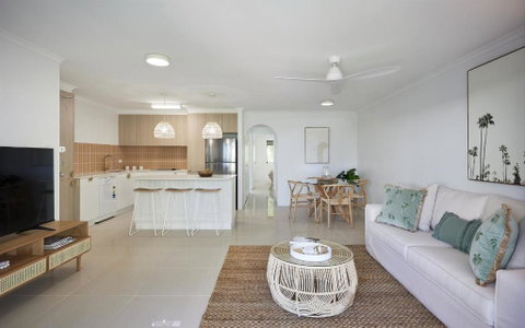 Main Beach Coastal Apartment - Australian Directory 1