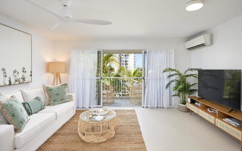 Main Beach Coastal Apartment - Australian Directory 0
