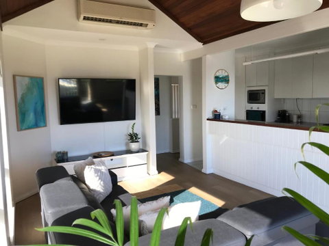 Marina Luxury Apartment & Marina Retreat Ground Floor With Ocean Views Beresford - Australian Directory 3