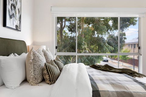 Mawson Lakes Retreat - 3BR, Wifi, Parking - Australian Directory 2