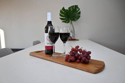 Mawson Red - Free Pool Access -Onsite Parking-Netflix-5 Mins To Mawson Interchange - Australian Directory 0