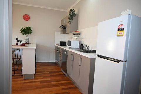 Mawson Red - Free Pool Access -Onsite Parking-Netflix-5 Mins To Mawson Interchange - Australian Directory 1