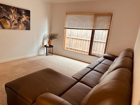MEL-Point Cook Elegant Four-Bedroom House - Australian Directory 2