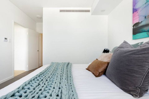 Minimalist Penthouse Condo With Skyline Vistas - Australian Directory 2
