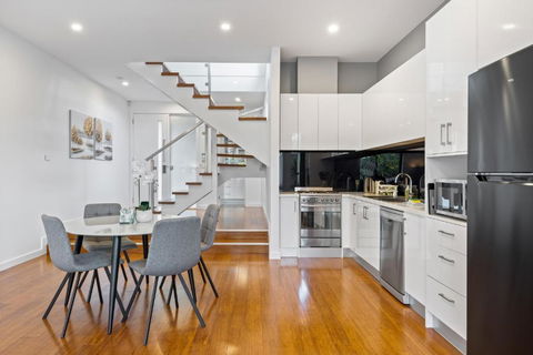 Modern 2-Bed Home In Brunswick With Courtyard - Australian Directory 3