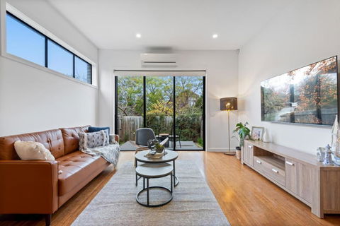 Modern 2-Bed Home In Brunswick With Courtyard - Australian Directory 0
