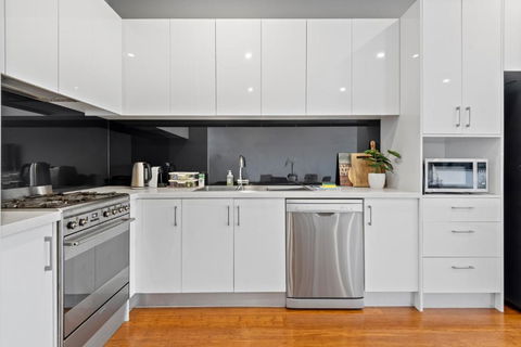 Modern 2-Bed Home In Brunswick With Courtyard - Australian Directory 2