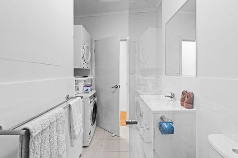 Modern Apartment In The Heart Of Norman Park - Australian Directory 2