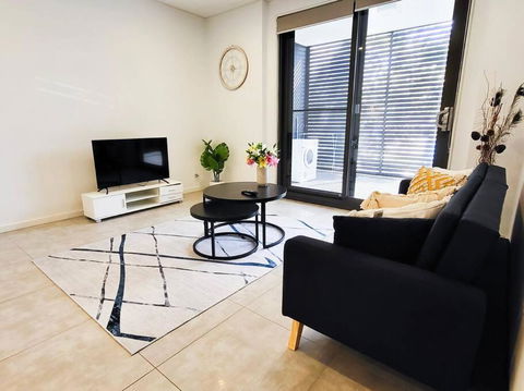 Modern Elegance: 2 Bedroom Oasis W/ Free Parking - Australian Directory 3