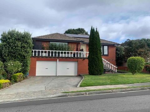 Modern Light Filled Home Near Beaches - Australian Directory 0