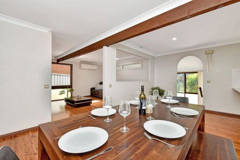 NEW PropertyBreezy Bayside Haven At Brightwaters - Australian Directory 1