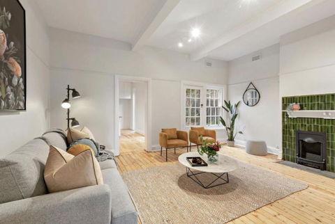 NEWLY RENOVATED LARGE 3.5 BDRM HOUSE! BEST OF MELB - Australian Directory 0