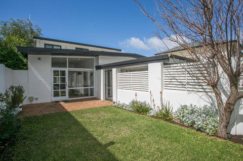 NOR214 - Northstead Coastal Charm - Australian Directory 2