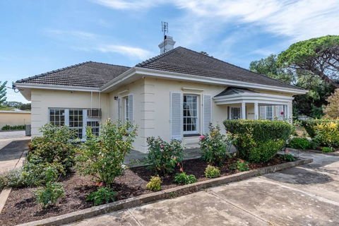 Normanville, Large Historic Three Bedroom Home - Australian Directory 0