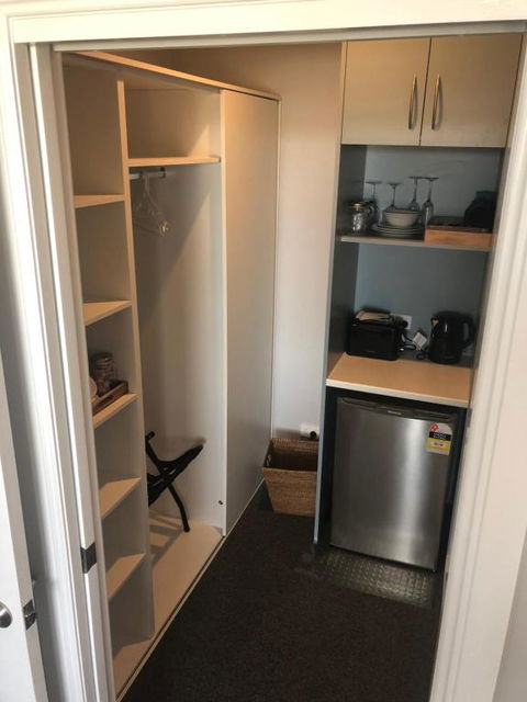 Number 10 -King Bed With Breakfast - Australian Directory 2